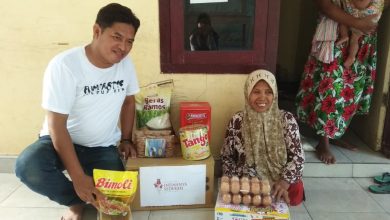 Anggota Kontri Pantura saat membagikan bingkisan ke Nenek Imah
