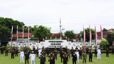 Suasana upacara virtual HUT TNI ke-75 TNI di halaman Makodim 0825