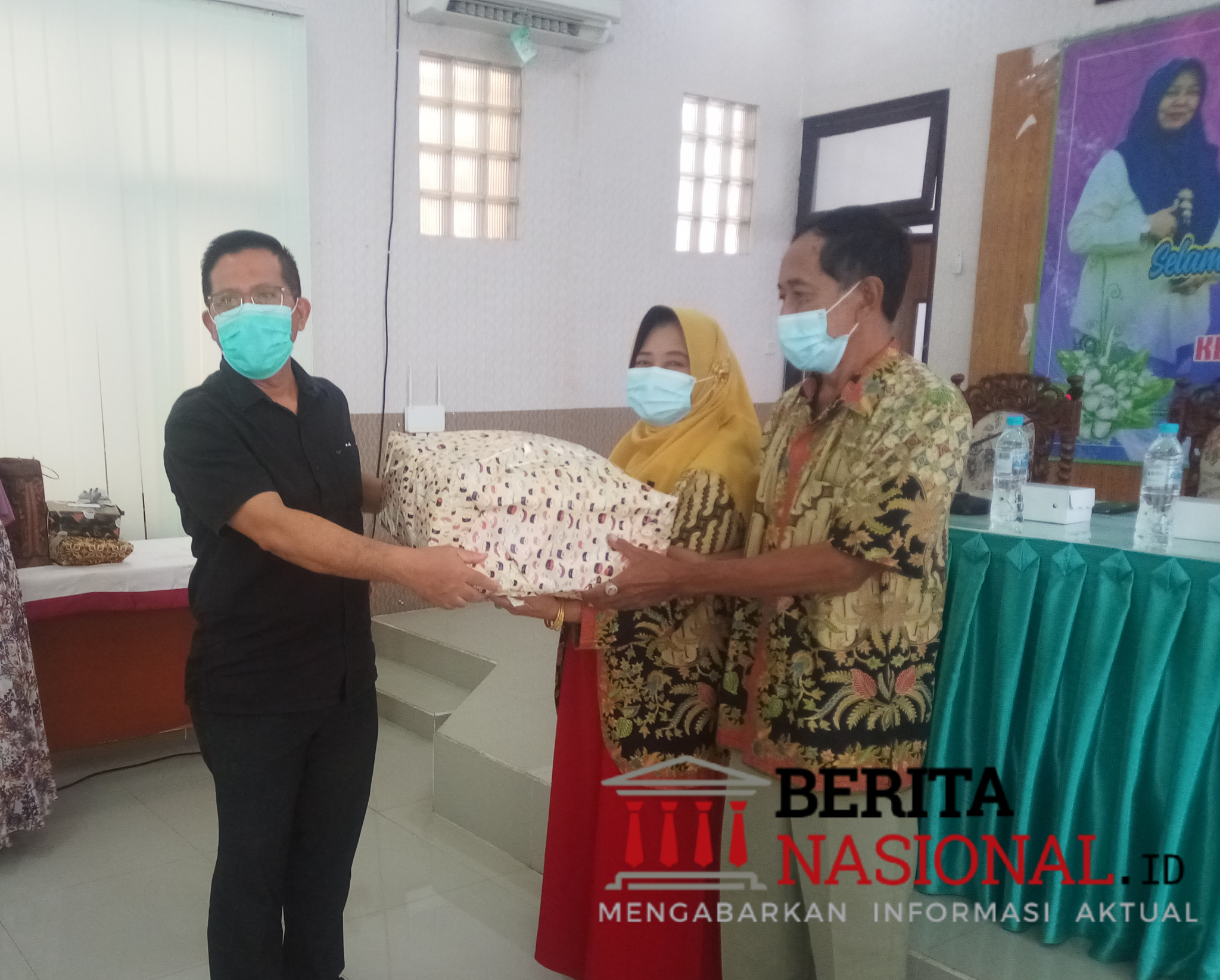 Kepala Dinas Pendidikan dan Kebudayaan saat memberikan cinderamata kepada Sri Yohana S.Pd (Foto : Sony Haryono/BeritaNasional.ID