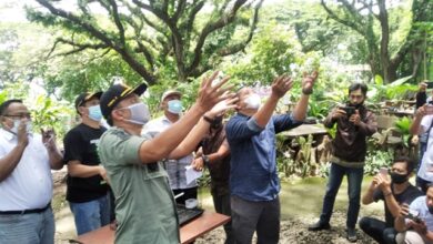 ADM Panca Sihite, Sudarmono, didampingi Waka Muhlisin Saparna, dan Yusi Avianto Pareanom, saat melepas ratusan burung pemakan ulat di De Djawatan Benculuk, Rabu (17/2/21)