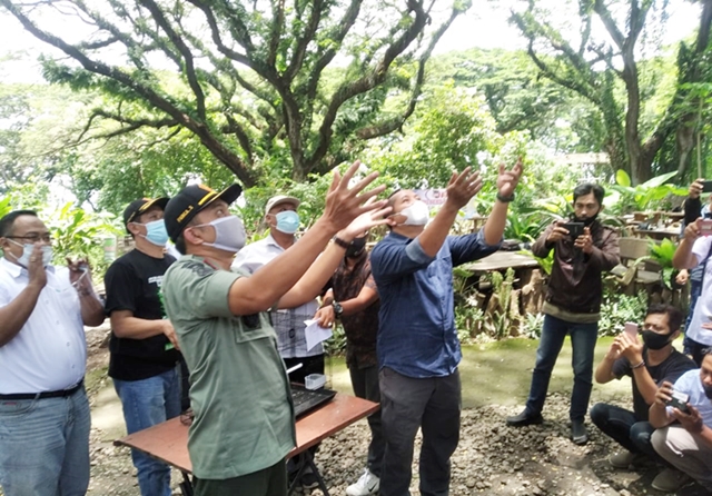 ADM Panca Sihite, Sudarmono, didampingi Waka Muhlisin Saparna, dan Yusi Avianto Pareanom, saat melepas ratusan burung pemakan ulat di De Djawatan Benculuk, Rabu (17/2/21)
