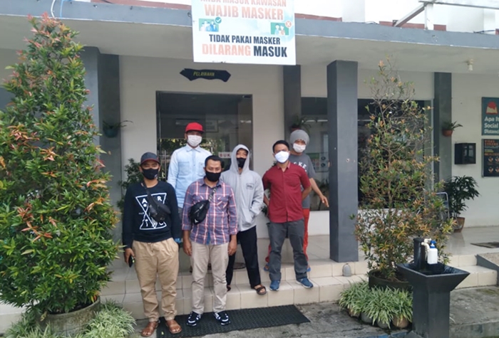 Beberapa warga yang tergabung dalam FMPDC saat di Kantor Desa Cluring