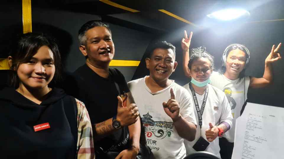 Foto 2 - Tim Prima Founder Records saat berada di Prima Founder Studio - Yogyakarta. (Dok. Istimewa)-05c38e97