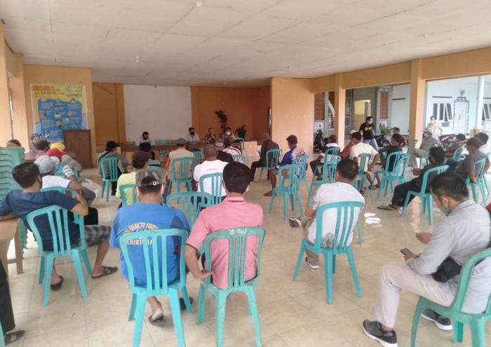 Puluhan warga saat menggeruduk kantor desa yang tutup pelayanannya