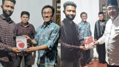 Penyerahan novel Bidadari BEM kepada Prof. Teuku Abdullah Sanny dan Dr. Ir. H. Azwar Abubakar