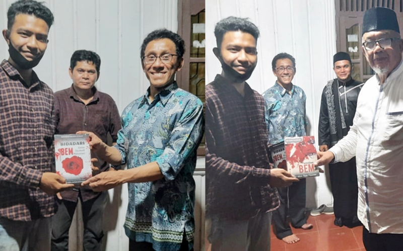 Penyerahan novel Bidadari BEM kepada Prof. Teuku Abdullah Sanny dan Dr. Ir. H. Azwar Abubakar