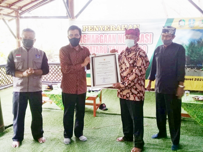 Sekretaris DLH Provinsi Jatim Uda Haripantjoro saat memberikan Piagam Nominasi Kalpataru 2020 pada Ketua KUB Pantai Rejo didampingi Camat Banyuwangi dan Kabid Konservasi DLH Banyuwangi