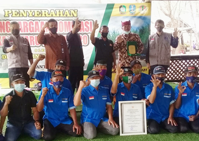 Foto bersama Kelompok Usaha Bersama (KUB) Pantai Rejo, Sekretaris DLH Provinsi Jatim Uda Haripantjoro, Kabid Konservasi DLH Banyuwangi, Jawadi dan Camat Banyuwangi, M Lutfi