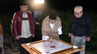 Kepala BNPT Komjen Boy Rafli dan Watimpres Habib Luthfi saat penandatangan Prasasti Kebhinekaan, pada Jumat 9 April 2021 di Taman Miniatur 99 Masjid Dunia - Bogor. (Dok. Istimewa)