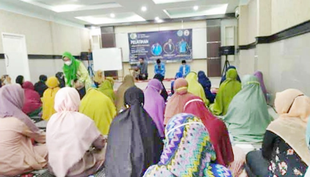 Para guru ngaji saat mengikuti pelatihan UMKM dan Hippoteaching