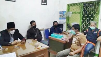 Ketua RW 05, Ajis Suganda (berpeci), saat berkumpul dengan warga di Kantor Balai RW