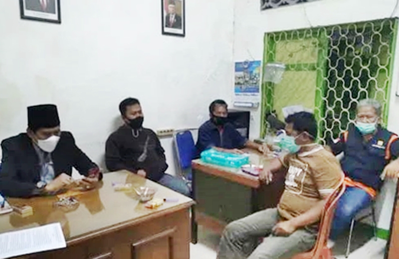 Ketua RW 05, Ajis Suganda (berpeci), saat berkumpul dengan warga di Kantor Balai RW