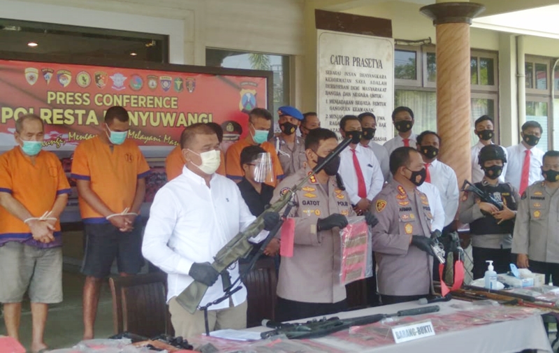 Kabid Humas Polda Jatim dan Kapolresta Banyuwangi Kombespol Arman Asmara Syarifuddin saat rilis Pol Gatot Repli Handoko
