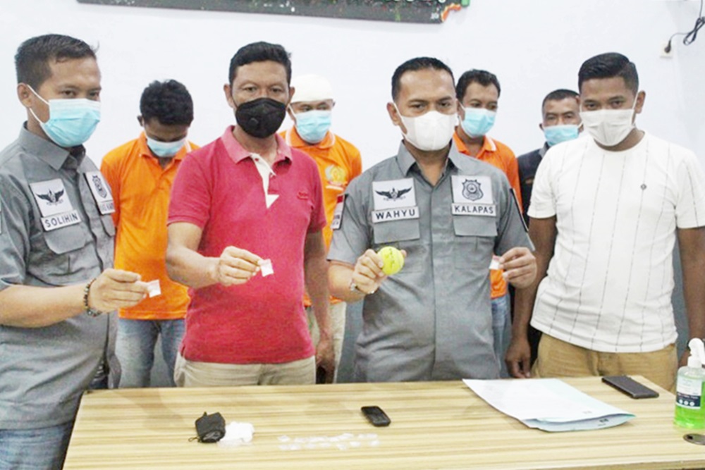 Kalapas Klas IIA Banyuwangi bersama Petugas Satesnarkoba pamerkan sabu yang gagal diselundupkan