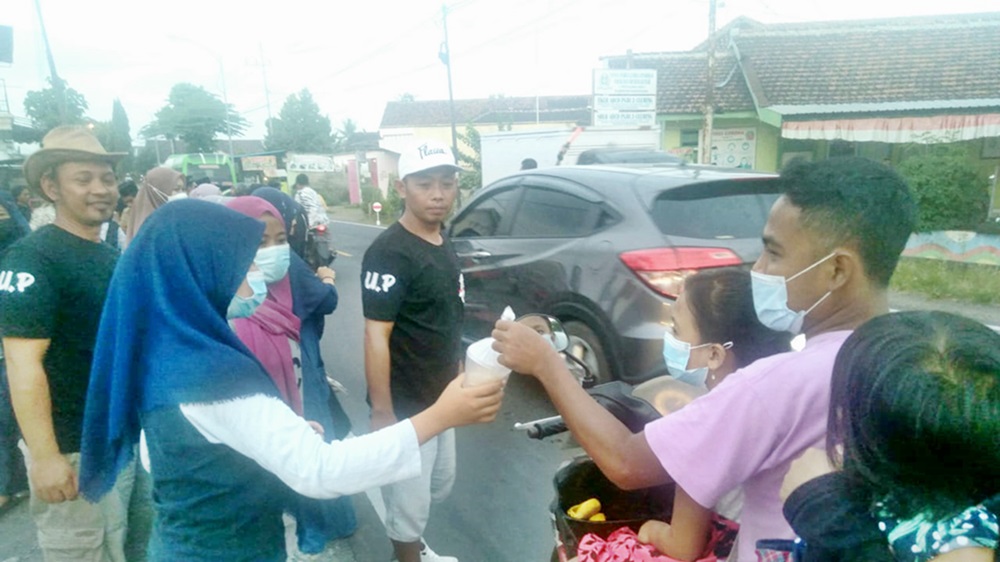 Sosial, Pokmas Owah Pikir dan IPNU Desa Cluring berbagi takzil