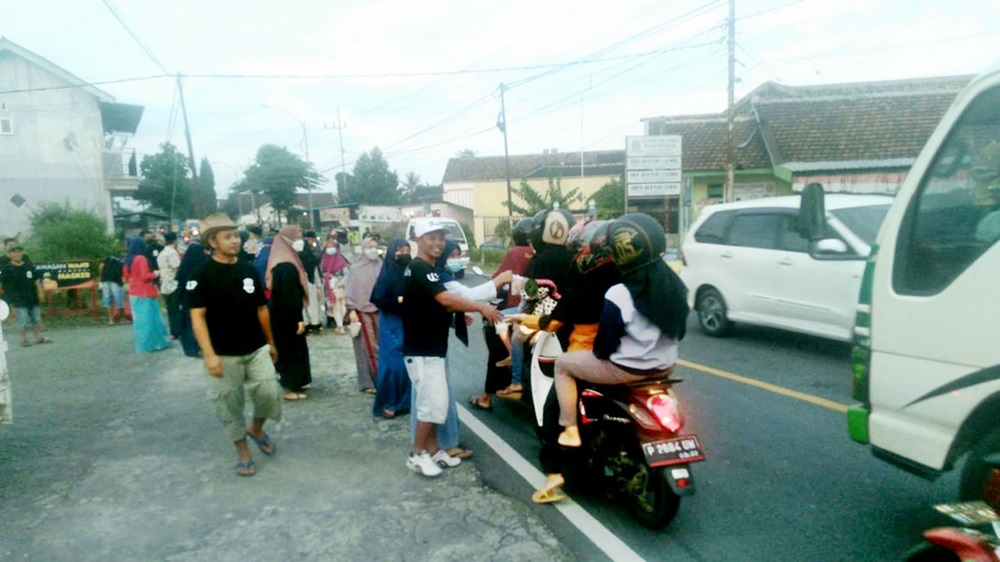 Sosial, Pokmas Owah Pikir dan IPNU Desa Cluring berbagi takzil