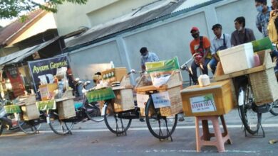 Komunitas sepeda onthel ikut jualan takjil