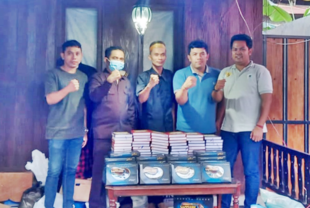 Wakaf ratusan alquran dan sarung kepada KKSS Banyuwangi dari Kapolresta Banyuwangi