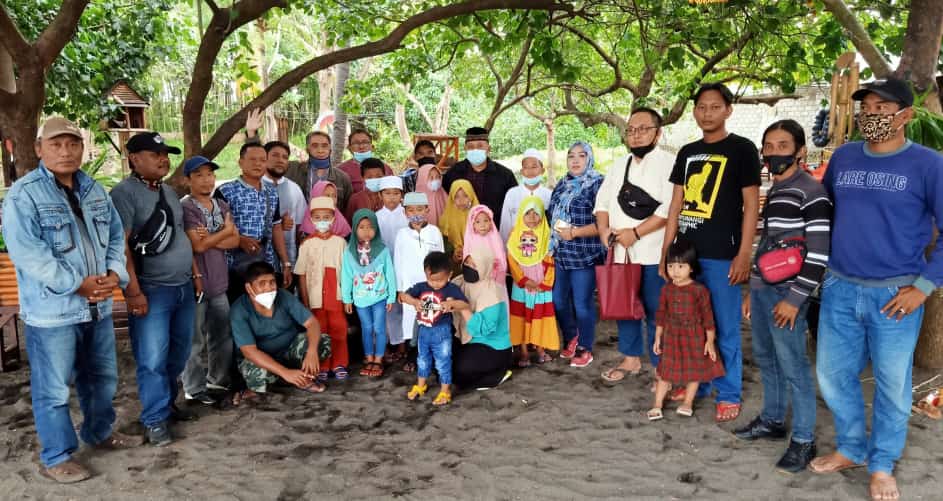 Santunan dan bukber PWS di Pantai Cacalan Klatak Kalipuro
