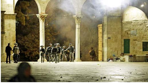Polisi Israel ketika didalam ruangan Masjid Al Aqsho. Foto- AFP-Ahmad Gharaibli