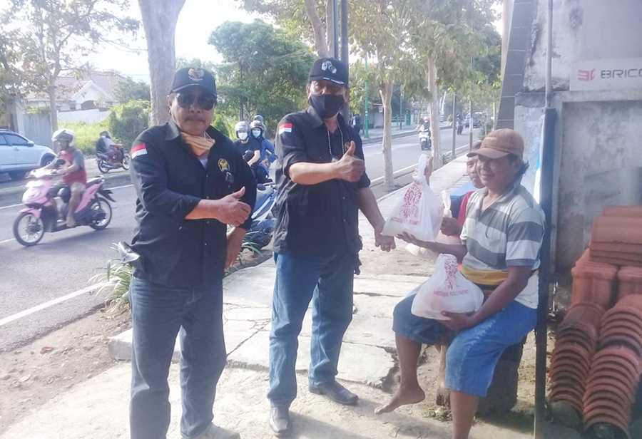 Ketua lsm gagak hitam saat membagikan sembako kepada kuli panggul