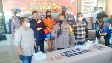 Kapolresta Banyuwangi Kombes Arman AS saat press rilis didampingi Kasatreskrim dan Kanit Harda banyuwangi yang didampingi Kasatreskrim