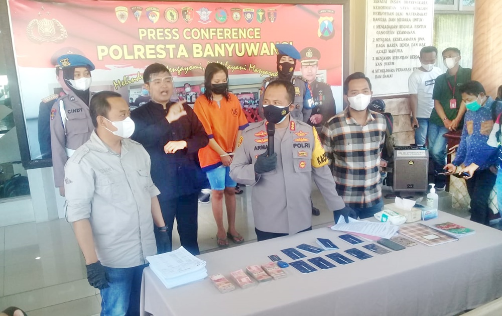 Kapolresta Banyuwangi Kombes Arman AS saat press rilis didampingi Kasatreskrim dan Kanit Harda banyuwangi yang didampingi Kasatreskrim