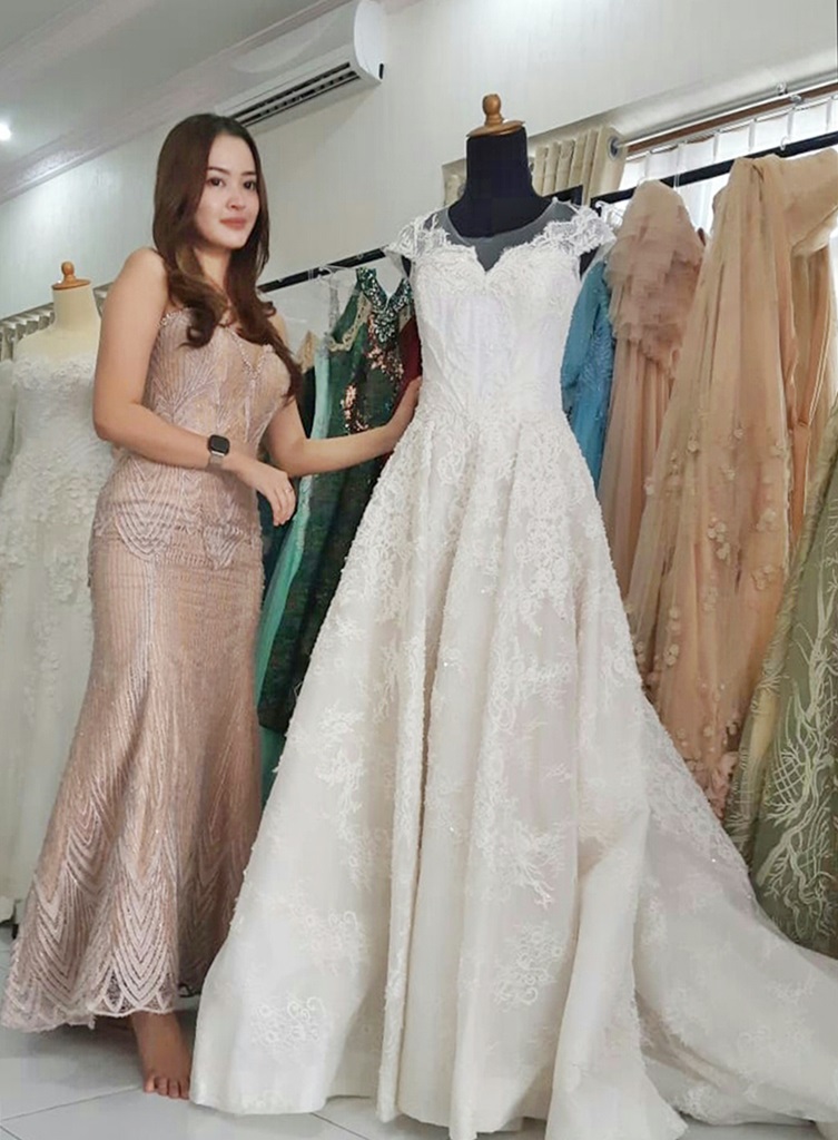 Model Olivia gunawan saat memakai busana pesta karya desainer white bride