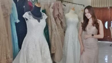 Model Olivia gunawan saat memakai busana pesta karya desainer white bride