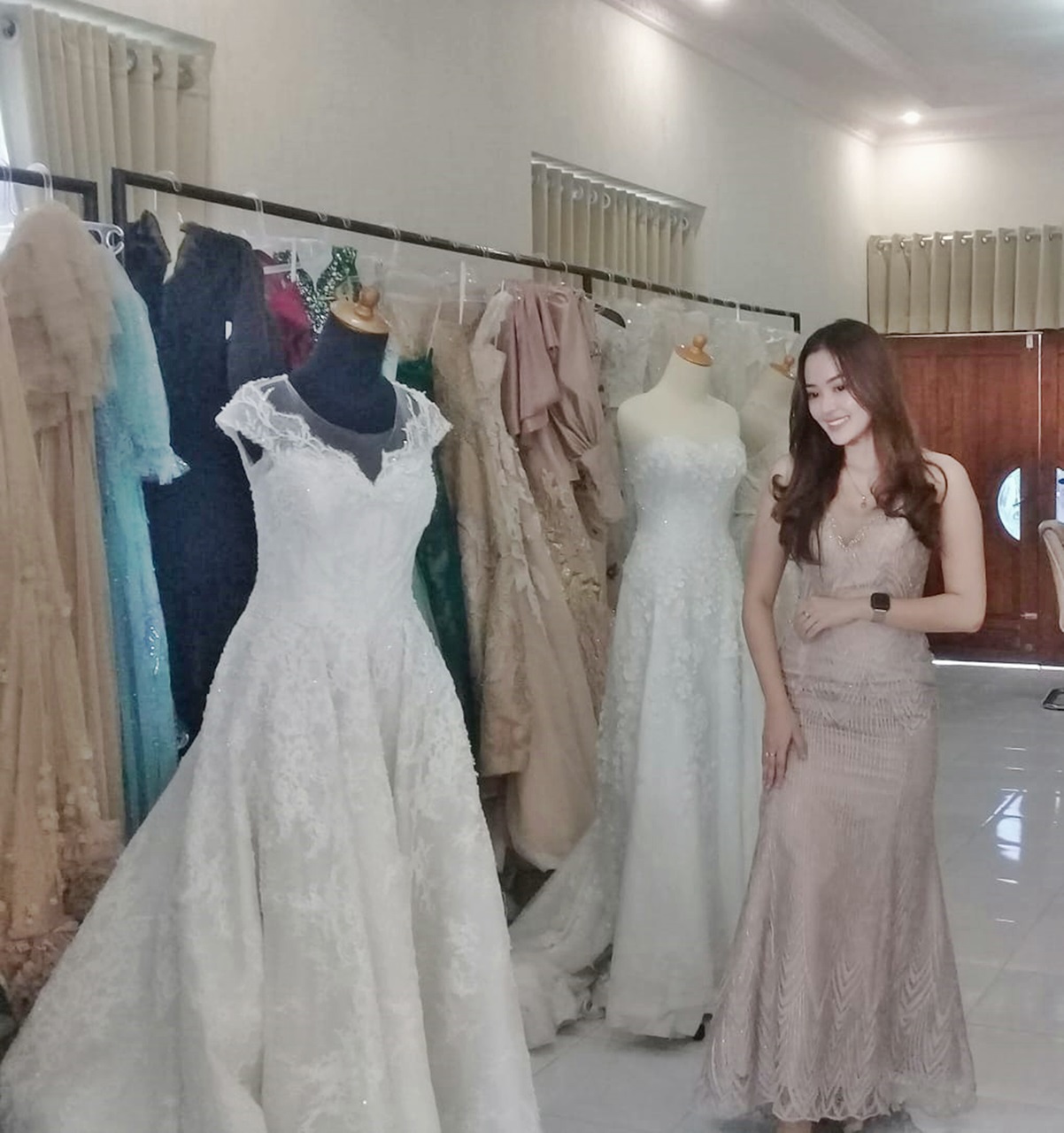 Model Olivia gunawan saat memakai busana pesta karya desainer white bride