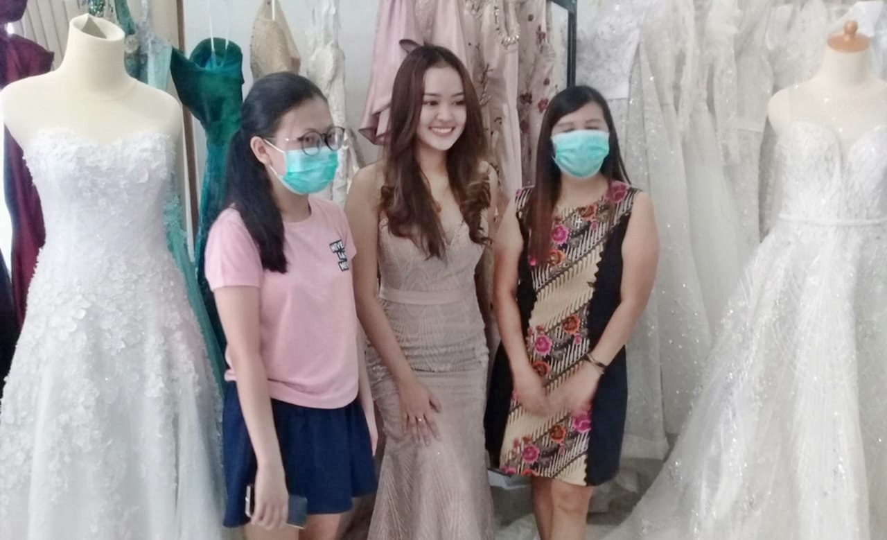 Onwer white bride Eni (baju batik) dan model olivia gunawan (tengah)