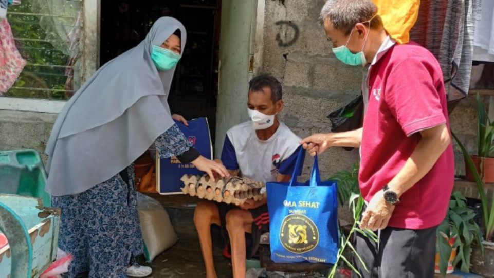Gema Sehat Juken BKKBN Sumbar saat serahkan bantuan sembako untuk warga dhuafa di Kota Padang, pada Kamis 6 Mei 2021. (Dok. Istimewa)