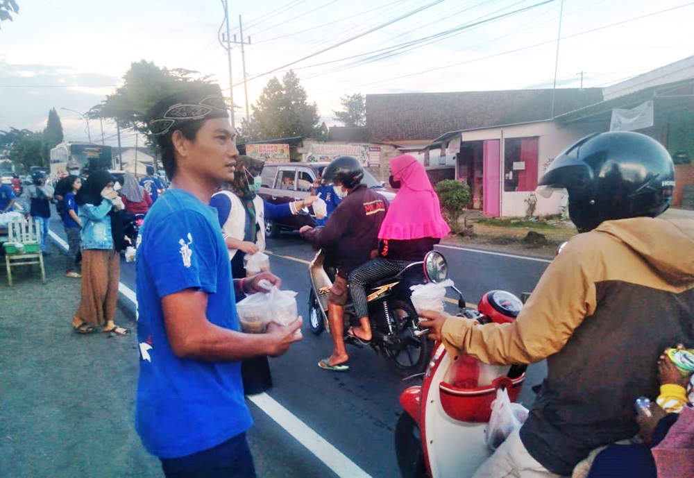 Ikatan Pemuda Cluring (IPC) saat bagi-bagi takjil 