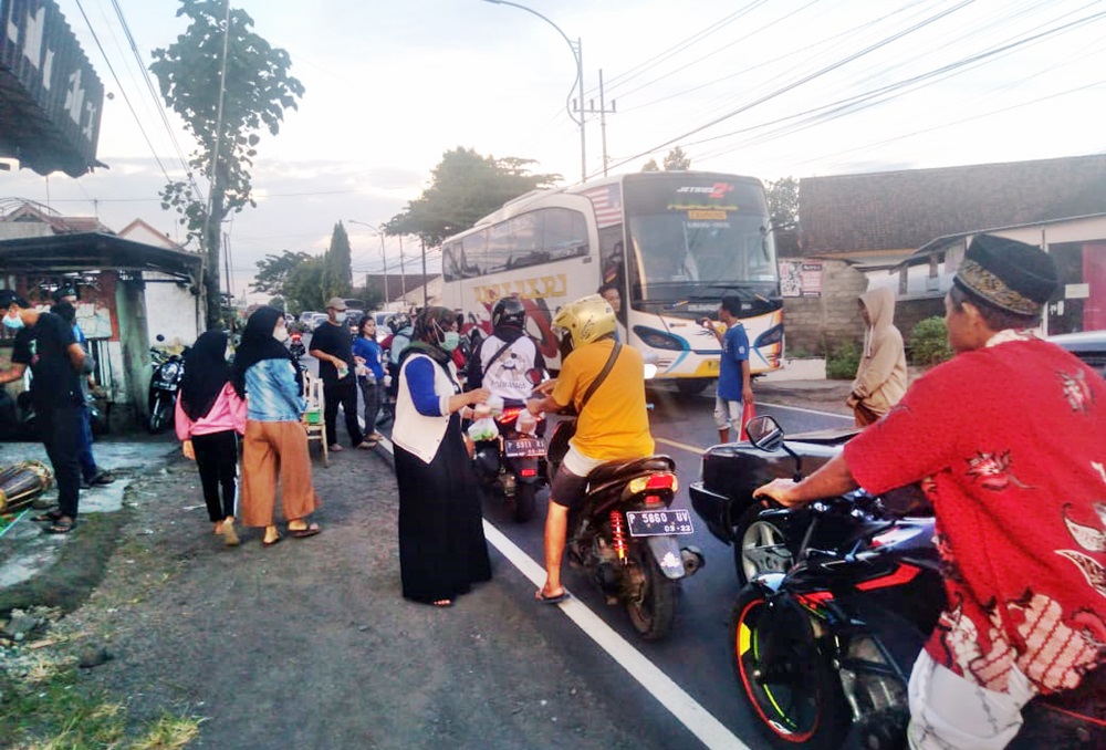 Ikatan Pemuda Cluring (IPC) saat bagi-bagi takjil 
