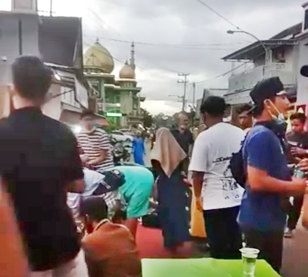 Bagi-bagi takjil Kades Cluring yang mengundang kerumunan massa