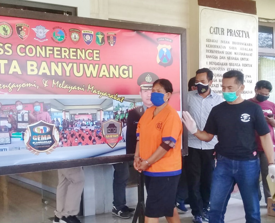 Tersangka MW saat menjadi bintang dalam press rilis di Mapolresta Banyuwangi