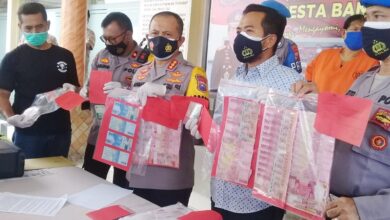 Kapolresta Banyuwangi, Kombespol Arman AS didampingi Kasatreskrim AKP Mustijat Priyambodo saat press rilis produksi uang palsu