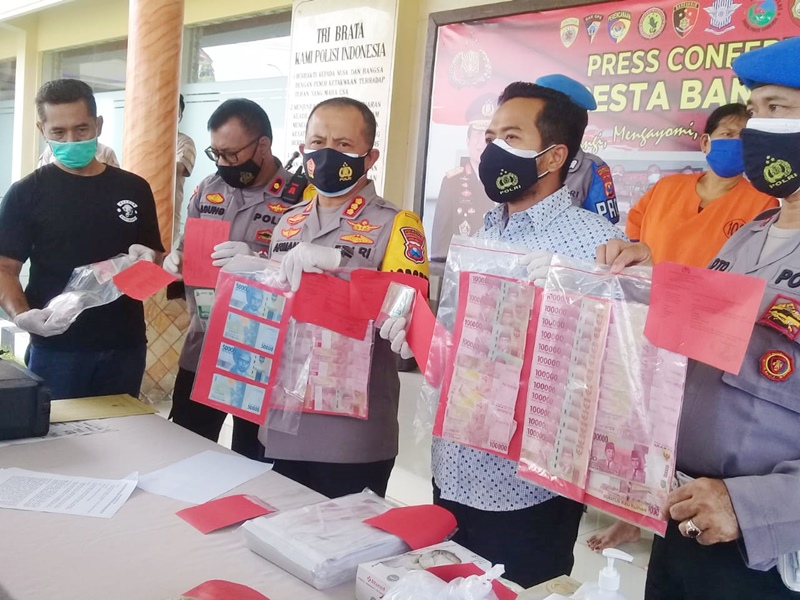 Kapolresta Banyuwangi, Kombespol Arman AS didampingi Kasatreskrim AKP Mustijat Priyambodo saat press rilis produksi uang palsu
