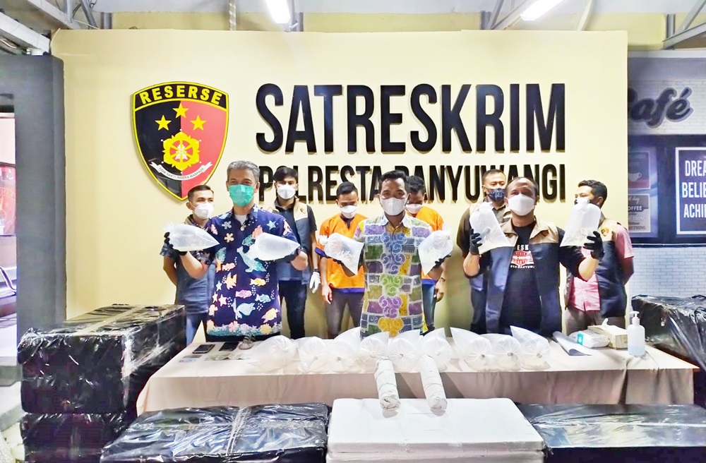 Kasatreskrim AKP Mustijat Priyambodo didampingi Kanit Pidsus Ipda Nurmansyah saat rilis dihadapan awak media