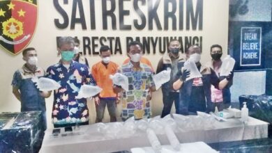 Kasatreskrim AKP Mustijat Priyambodo didampngi Kanit Pidsus Ipda Nurmansyah saat rilis di Mapolresta Banyuwangi