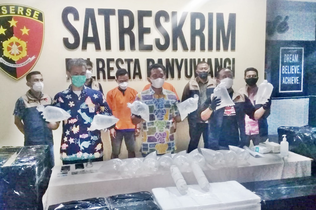 Kasatreskrim AKP Mustijat Priyambodo didampngi Kanit Pidsus Ipda Nurmansyah saat rilis di Mapolresta Banyuwangi