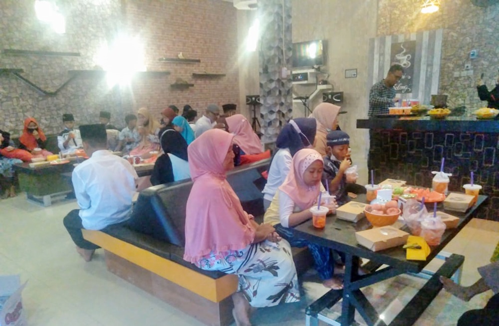 Suasana Bukber dan Santunan anak yatim piatu di Cafe Cangkring Cluring