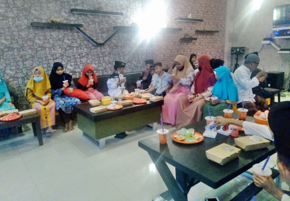 Suasana Bukber dan Santunan anak yatim piatu di Cafe Cangkring Cluring