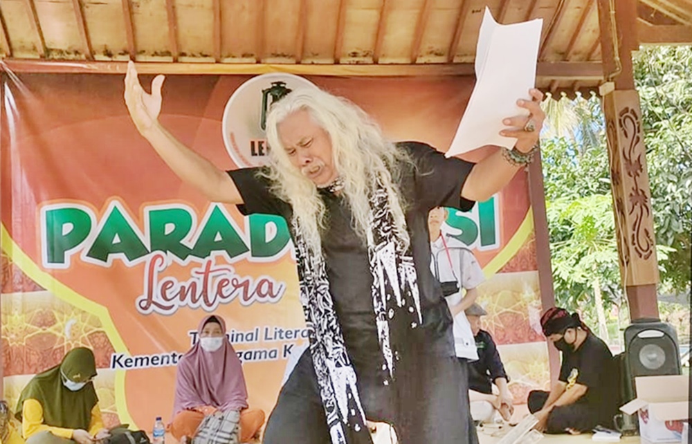 Kang Pramu saat membacakan puisi 'Kukung' di anjungan Wisata Jopuro