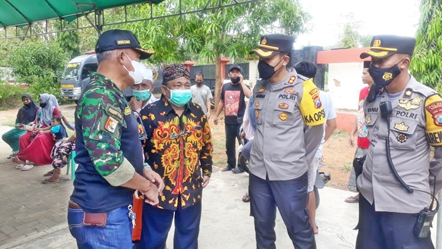 Kapolres Sumenep, AKBP Rahman Wijaya, saat meninjau pelaksanaan vaksinasi di Pendopo Kecamatan Rubaru