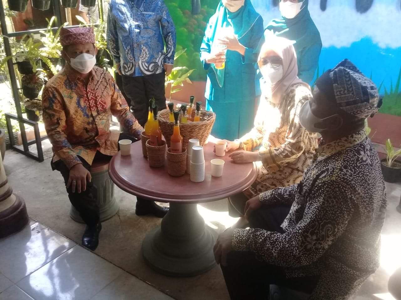 Santai, Mendagri Tito bersama Bupati Ipuk dan Kades Sukojati Untung