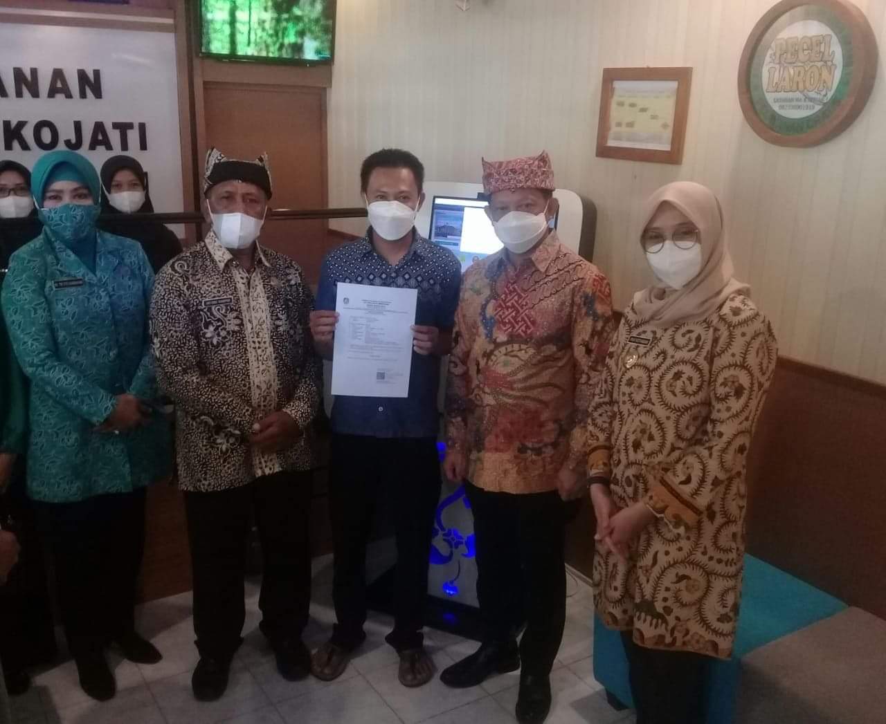 Mendagri Tito bersama Bupati Ipuk dan Kades Sukojati Untung