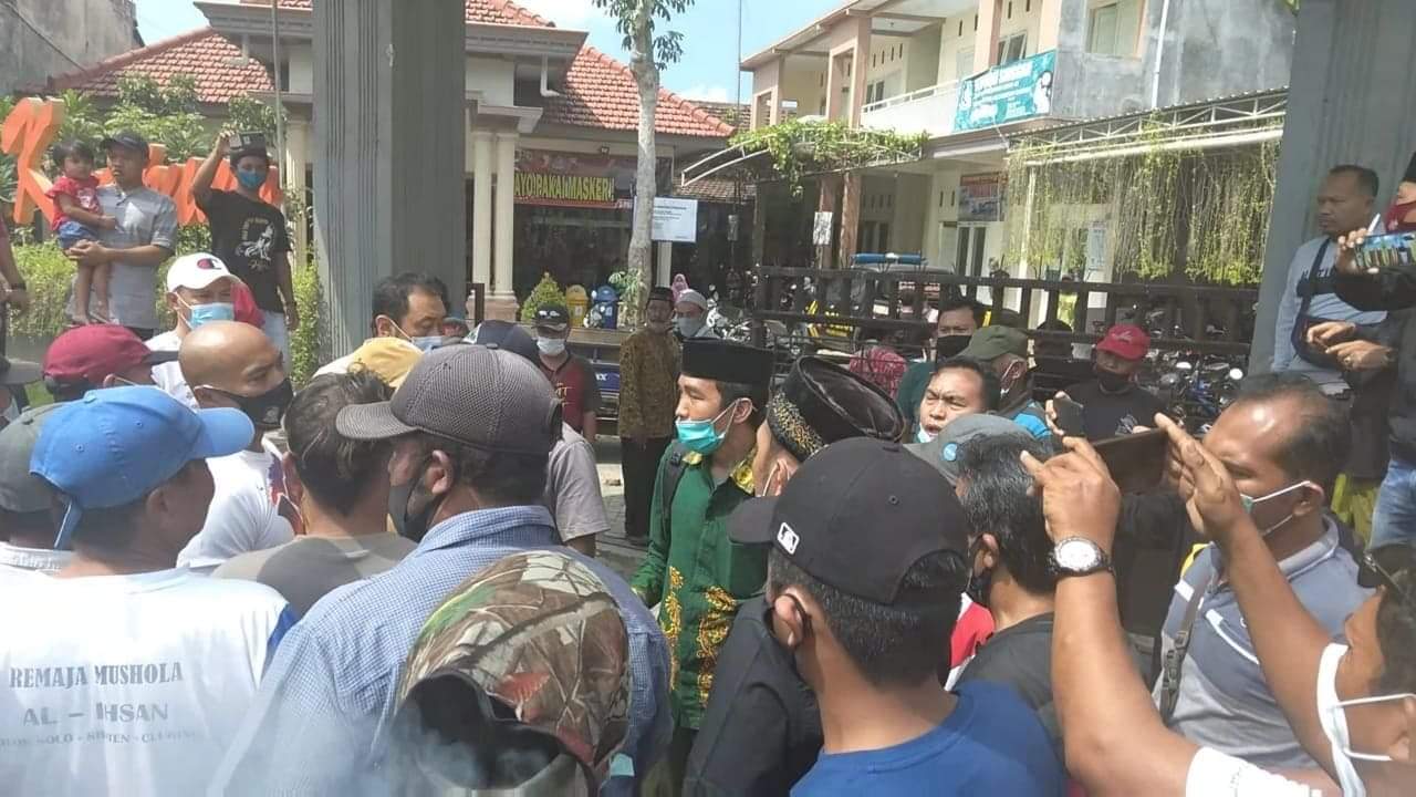 Ratusan warga saat mendatangi kantor Desa Sraten 