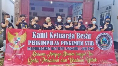 Ketua umum PP STIB Wawan Darmawan (5 dari kiri), bersama seluruh anggota foto bersama seusai deklarasi pancasila