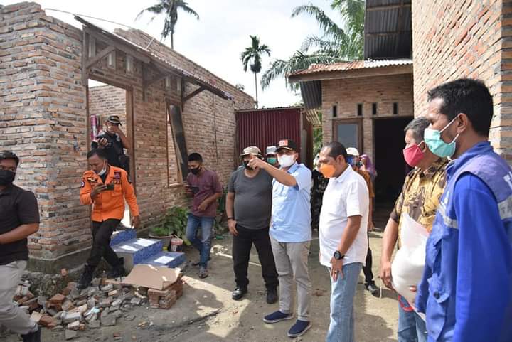 Bupati Batubara Ir. Zahir M. Ap didampingi Kepala Badan Penanggulangan Bencana Daerah (BPBD) dan Camat Sei Balai kunjungi warga yang tertimpa musibah dan bagikan paket sembako beserta material bangunan.